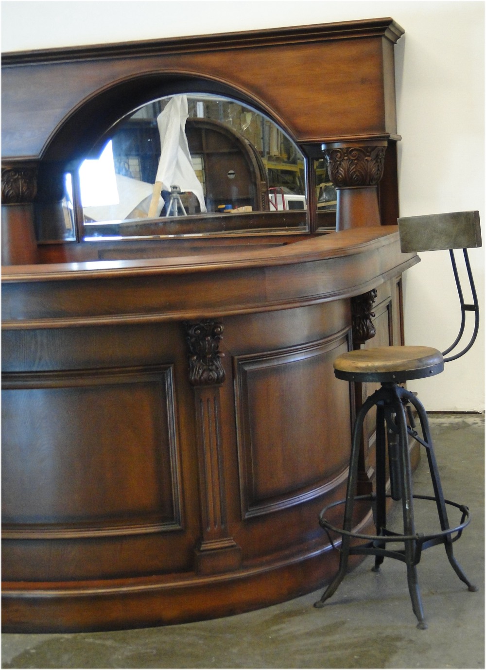 Horseshoe Front and Back Pub Bar Furniture with Wine Rack Mirror Antique Replica