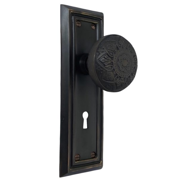 the williamsburg passage set in oil rubbed bronze with spade door knobs