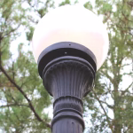 aluminum walkway pole light with globe shade 122 inch
